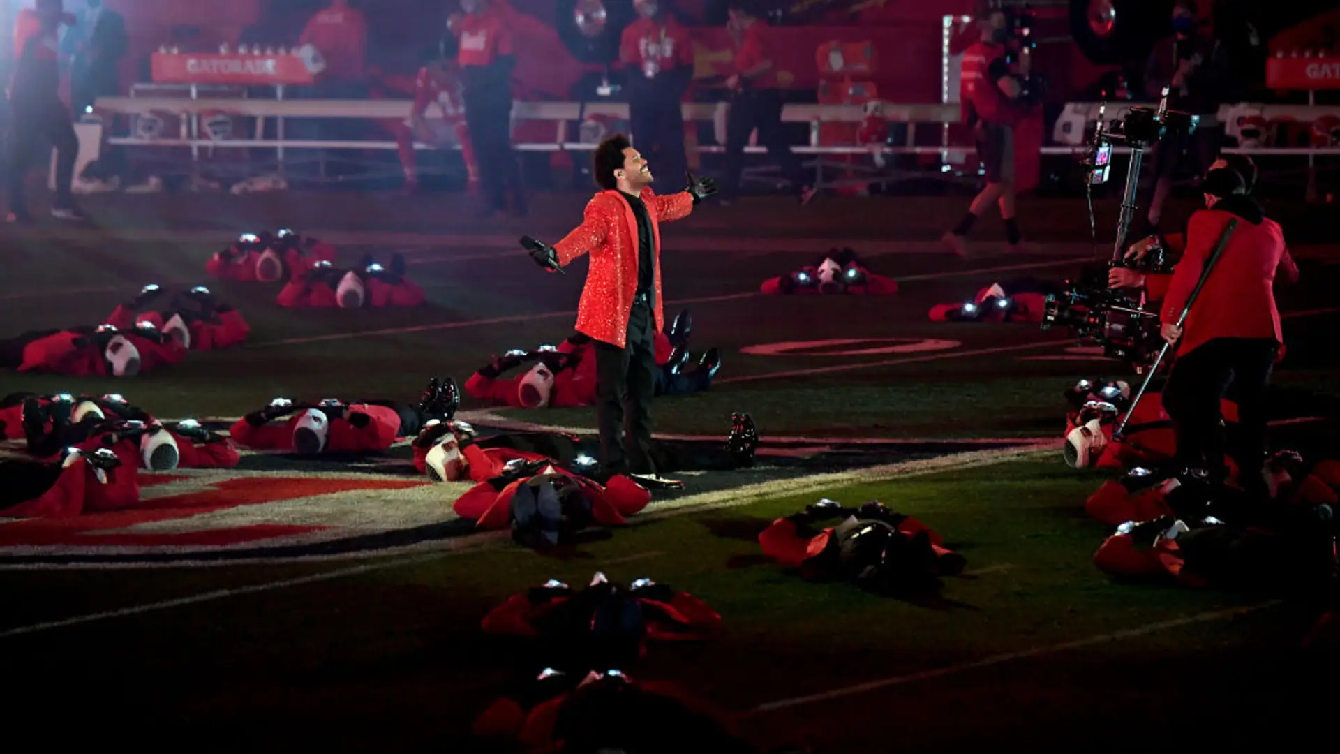 Maski na twarzach i ponad 250 godzin prób. The Weeknd zagrał w przerwie Super Bowl