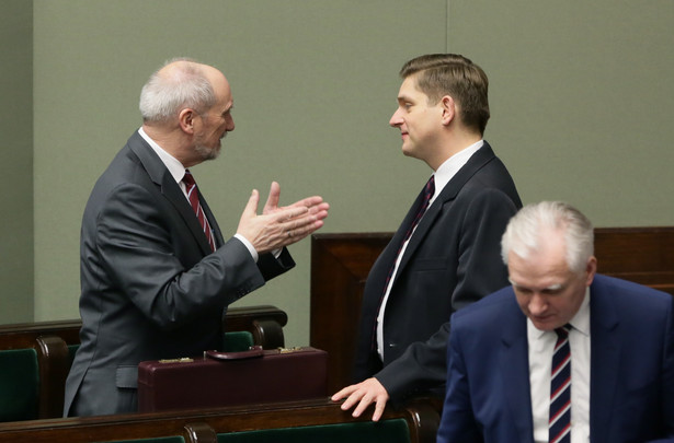 Minister obrony narodowej Antoni Macierewicz, wiceminister ON Bartosz Kownacki oraz wicepremier, minister nauki i szkolnictwa wyższego Jarosław Gowin