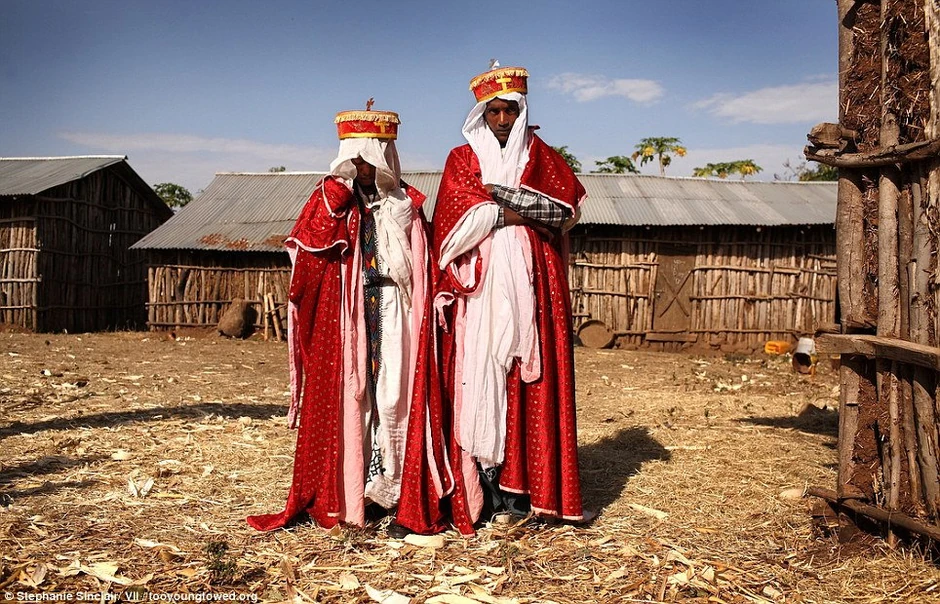 Sveštenik Adisu Abebe (23) i njegova nova nevesta Destaje Amare (11) venčali su se u skladu s tradicionalnim običajima etiopske pravoslavne crkve