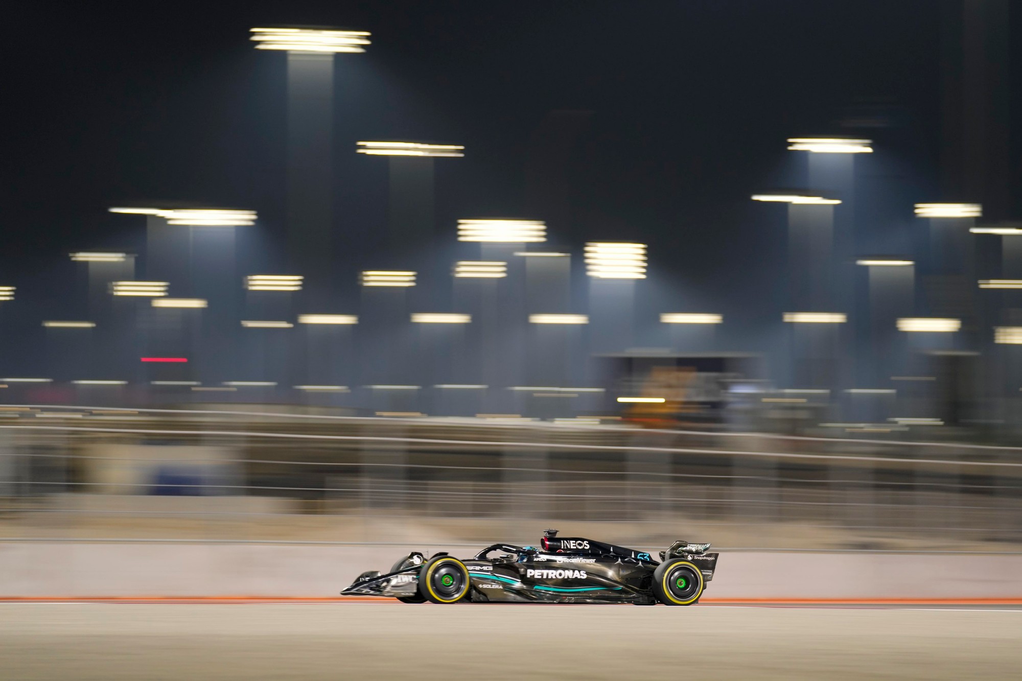 Britský jazdec George Russell (Mercedes).
