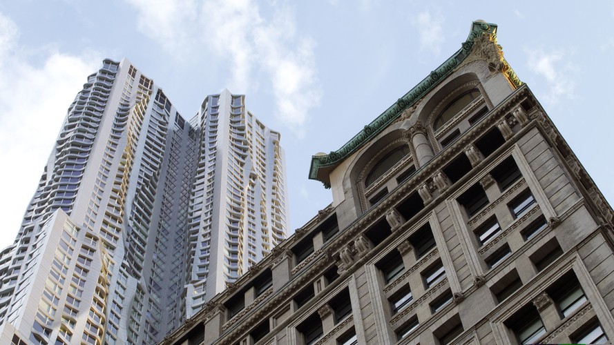 Czteropiętrowy apartament SkyHouse został zaprojektowany przez architekta Davida Hotsona. Znajduje się na 21. piętrze nowojorskiego wieżowca wybudowanego w 1896 roku. Dawniej mieściła się w nim siedziba wydawnictwa American Tract Society.  To jeden z pierwszych drapaczy chmur w tym mieście, który został wzniesiony na bazie stalowej konstrukcji. Na zdjęciu budynek, w którym mieści się SkyHouse. Obok 8 Spruce Street Franka Gehry'ego. źródło: David Hotson_Architect