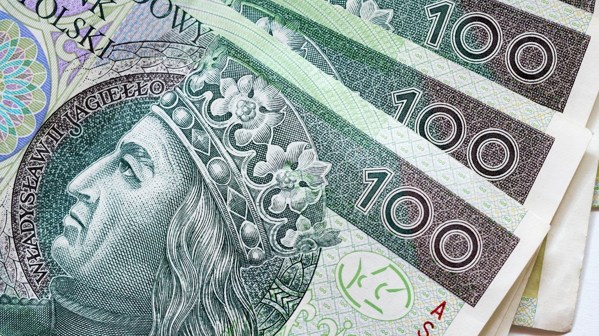 Pracodawcy muszą czasem dopłacać do pensji swoich pracowników. Chodzi tu o kwoty nawet do 300 zł lub więcej, ale nie każdy pracownik może z tego skorzystać.
