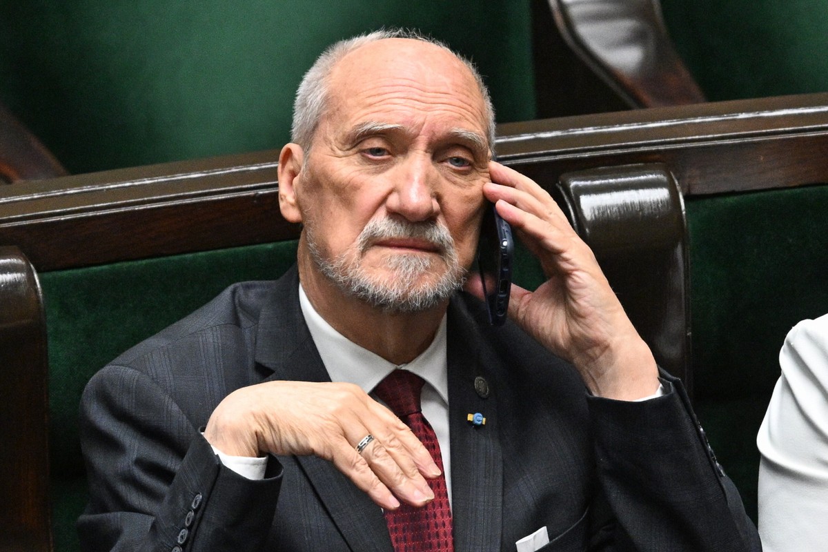 Poseł PiS Antoni Macierewicz na sali plenarnej Sejmu w Warszawie. Sejm uchylił immunitet posłowi PiS