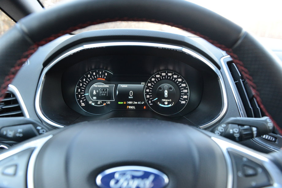 Ford S-Max Hybrid nie ma w pełni cyfrowego zestawu wskaźników z wielkim ekranem. Częściowo analogowe "zegary" są jednak wyraźne i czytelne. Duży plus.