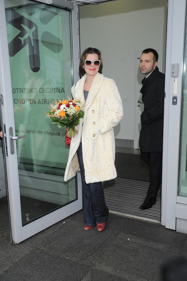 Milla Jovovich na lotnisku w Warszawie