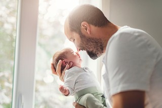 Ile trwa i ile jest płatny tacierzyński? Kiedy urlop może być dłuższy?