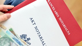 Sprzedając nieruchomość, można stracić własność i nie otrzymać od nabywcy ani grosza. Akt notarialny przed tym nie zabezpiecza. Jest jednak na to sposób, choć nie powie o nim każdy notariusz