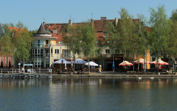 Ostróda, 24.04.2014. Nabrzeże jeziora Drwęckiego, w centrum miasta. PAP/Tomasz Waszczuk (tw/awol)