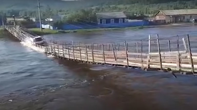 Most wali się pod ciężarówką. Wideo z Rosji