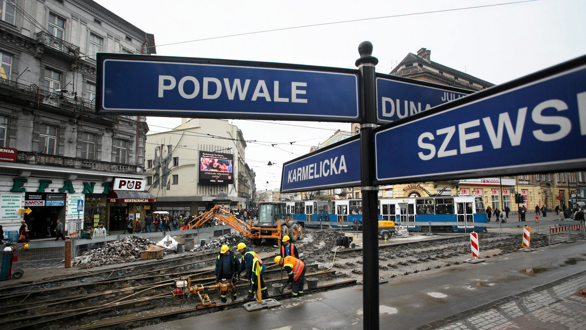 W przyszłym tygodniu ma się zakończyć remont na Podwalu. Pełen ruch ma być przywrócony w przyszłą sobotę lub przyszły poniedziałek. Od tego momentu na odcinku od Bagateli do Piłsudskiego samochody pojadą tylko w jednym kierunku. Niedługo później ruszy remont na Dunajewskiego.