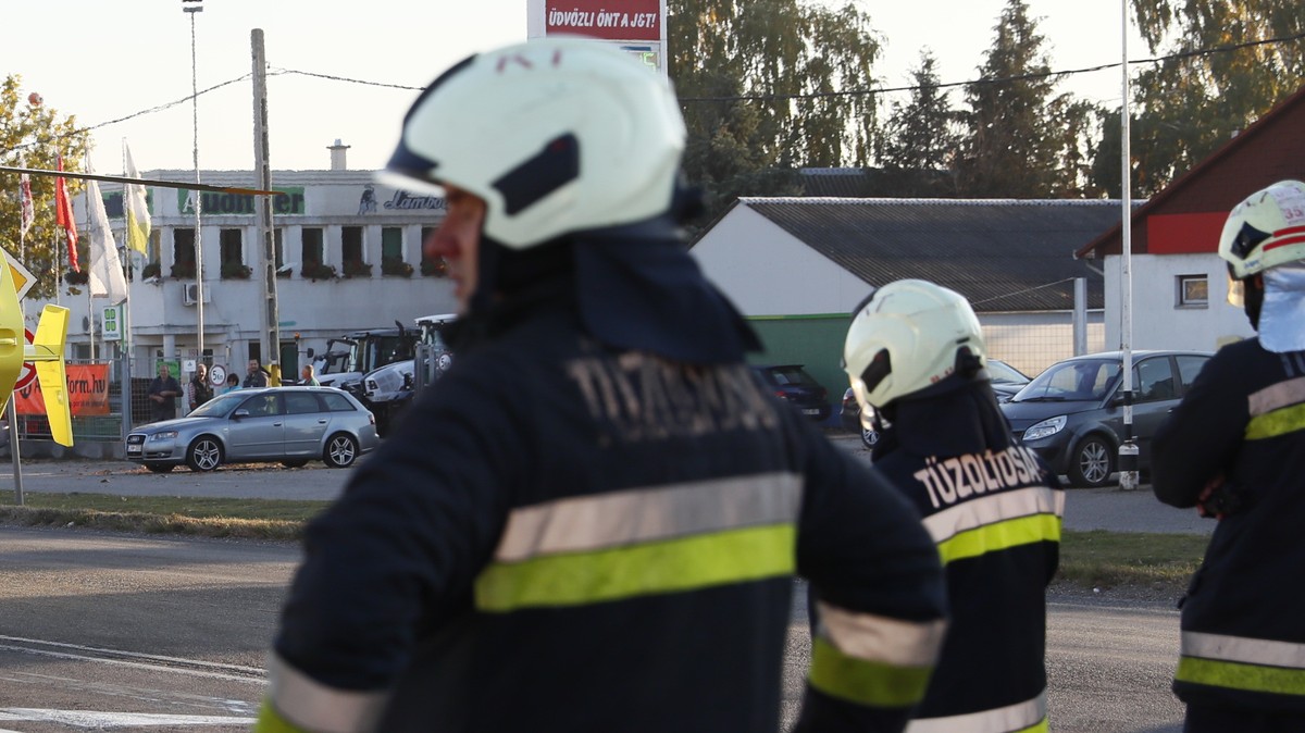 A szakadékba zuhant egy kamion az M3-ason!