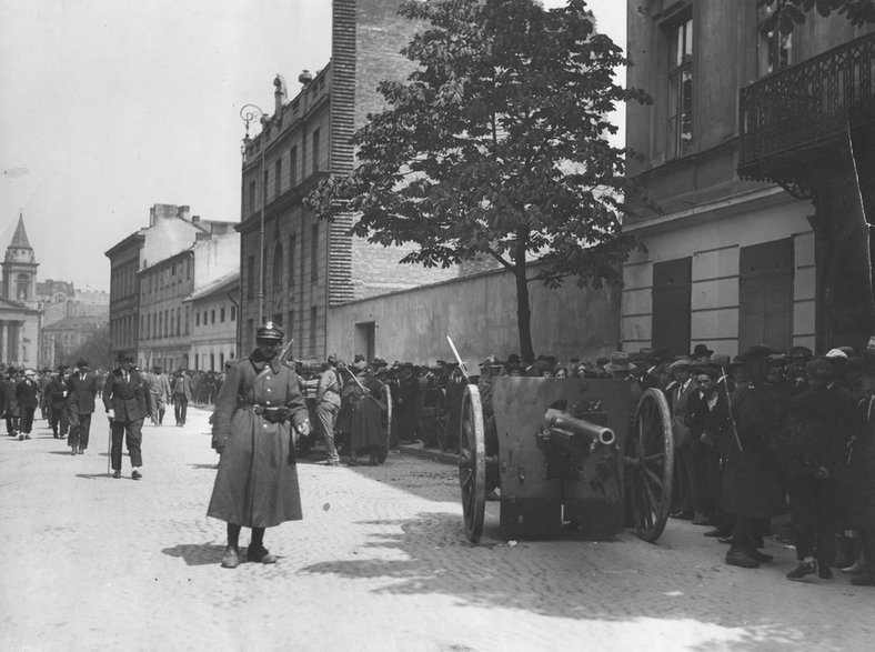 Przewrót majowy. Wojsko i gapie na ulicach Warszawy