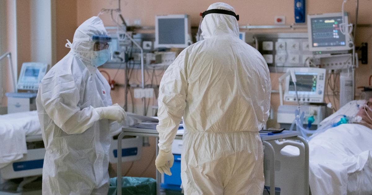  Pandemia trwa: USA z 4 hospitalizacjami na 100 000 osób w lipcu