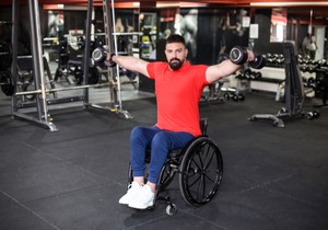 Srdić je nastavio da se bavi sportom i posle teške povrede pa je osvojio brojne medalje u atletici