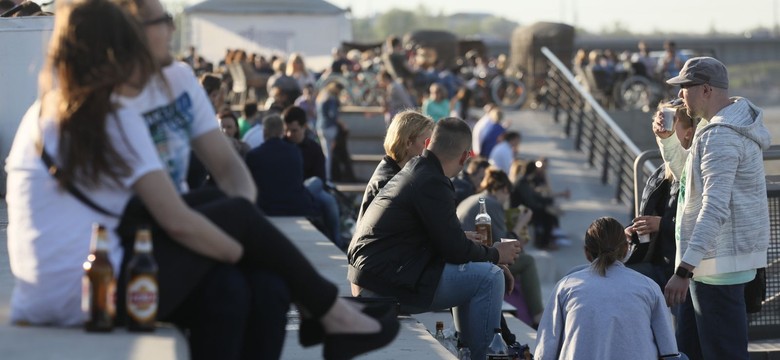 Tony śmieci i "fetor aż w oczy szczypie". Bulwary nad Wisłą po pierwszym weekendzie legalnego picia alkoholu