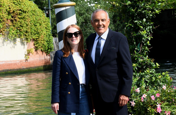 Julianne Moore i Alberto Barbera na festiwalu w Wenecji