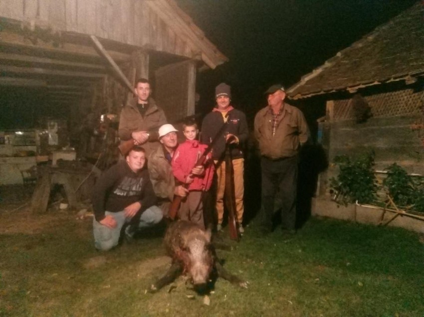 Ulovljeni vepar i lovci