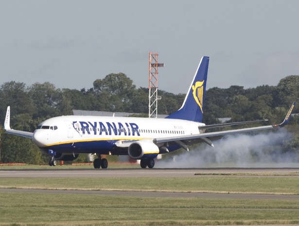 Samolot Ryanaira na ląduje na lotnisku Stansted koło Londynu.