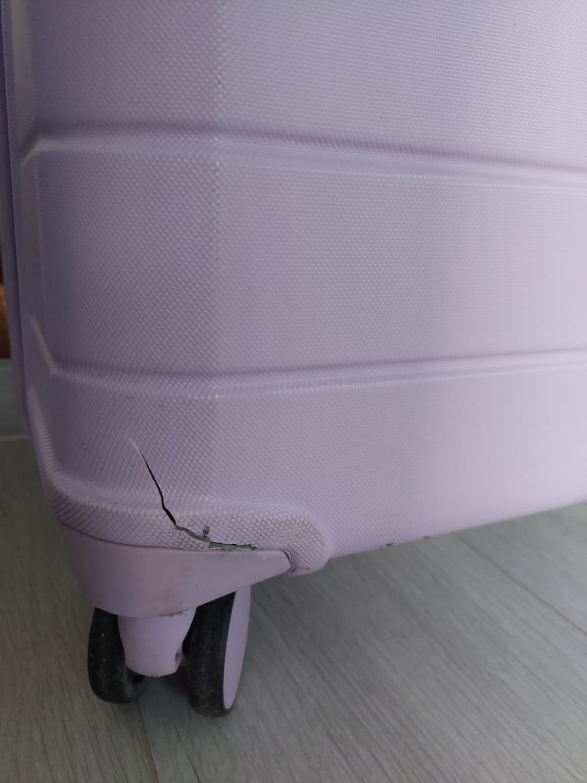 Već posle 50 metara kofer je pukao