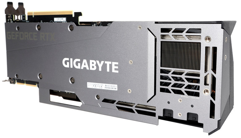 Gigabyte GeForce RTX 3090 Gaming OC 24G – na tyle backplate'u znajduje się duży otwór umożliwiający swobodny przepływ powietrza przez żeberka radiatora