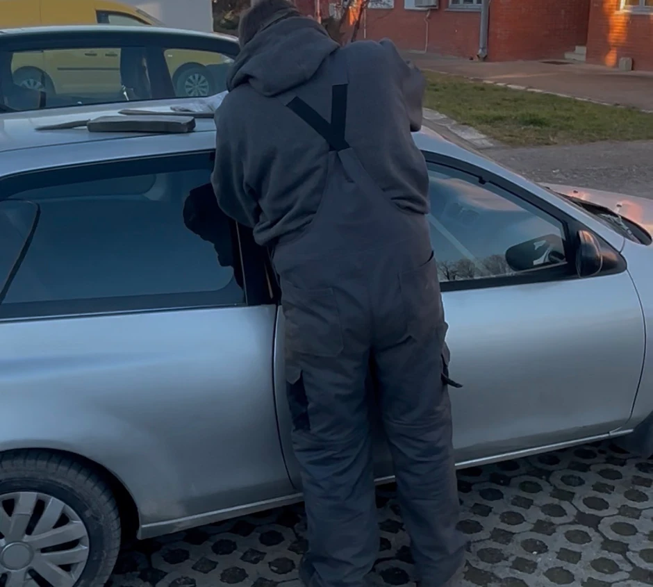 Potom je majstor izvadio opremu - čekić, nekoliko pajsera, veliku krpu, nekoliko klinova drvenih, veliku metalnu šipku poput one od gromobrana.