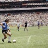 Maradona dribla odbranu Engleske i golmana Šiltona na Mundijalu 1986. - ovaj gol proglašen je za jedan od najboljih u istoriji svetskih prvenstava | Foto: AFP via Getty Images