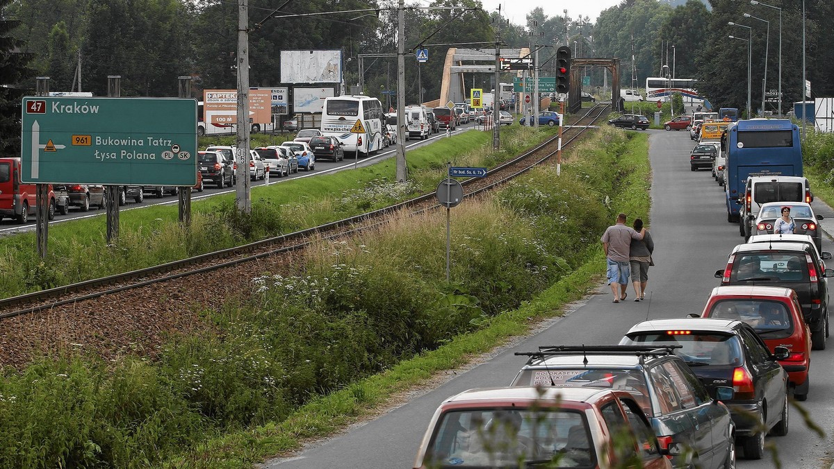 Strategiczny drogowy punkt dla Zakopanego, czyli skrzyżowanie w Poroninie ma zostać przebudowane w ciągu dwóch lat. Taką obietnice złożyli podhalańscy parlamentarzyści - senator Stanisław Hodorowicz i poseł Andrzej Gut Mostowy. Węzeł tatrzański od lat w okresie wzmożonego ruchu turystycznego na Podhalu jest zmorą kierowców. Korki w tym miejscu sięgają kilku kilometrów. Ta krzyżówka blokuje nie tylko dojazd do stolicy Tatr, ale również drogę w kierunku Białki Tatrzańskiej i Morskiego Oka.