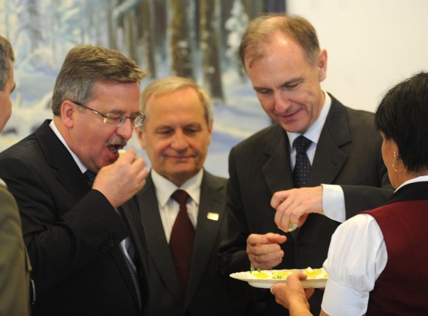 Prezydent Bronisław Komorowski, Bogdan Klich oraz Stanisław Koziej w siedzibie dowództwa operacyjnych sil zbrojnych w Warszawie. fot.focus /newspix.pl