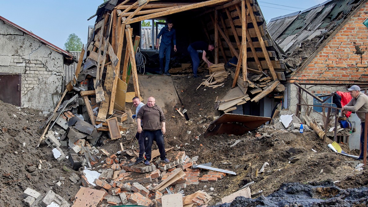 Nocny atak lotniczy Rosji na Kijów — ósmy w maju — był skomplikowany, gdyż z różnych kierunków wystrzelono drony, rakiety manewrujące i prawdopodobnie rakiety balistyczne — przekazał we wtorek szef Administracji Wojskowej miasta Kijowa Serhij Popko. Prezydent Macron zapowiedział szkolenia ukraińskich pilotów myśliwców, a żona byłego kanclerza Niemiec straciła pracę po imprezie w rosyjskiej ambasadzie. Zapraszamy do podsumowania nocy.