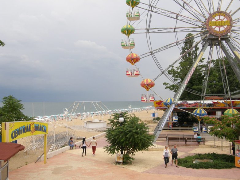 Deptak i plaża „central beach” w kurorcie Złote Piaski w Bułgarii