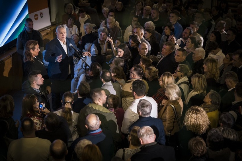 Viktor Orban sa pristalicama na mitingu u Sentandreji kod Budimpešte 10. februara