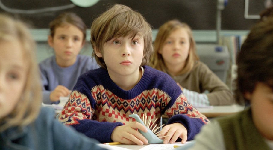 <strong>Gdzie mieszkają dzikie stwory, reż. 
Spike Jonze</strong>
<br><br>
Spike Jonze opowiada przygody Maksa, małego psotnika, którego mama posłała do pokoju za nieposłuszeństwo. Nieskrępowana wyobraźnia przenosi chłopca do lasu rosnącego nieopodal rozległego morza. Zachwycony Max zostaje królem nieokiełznanej krainy.