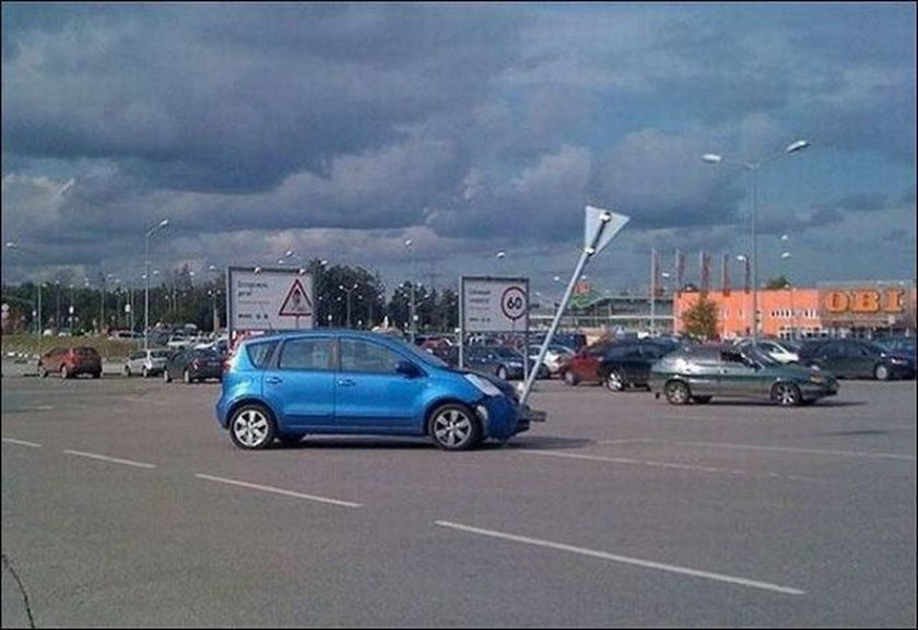Parkowanie samochodu. Źle zaparkowany samochód.