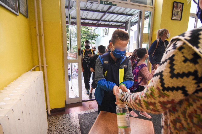 Ovako je prošle godine izledao prvi dan škole: Maske i obavezna dezinfekcija