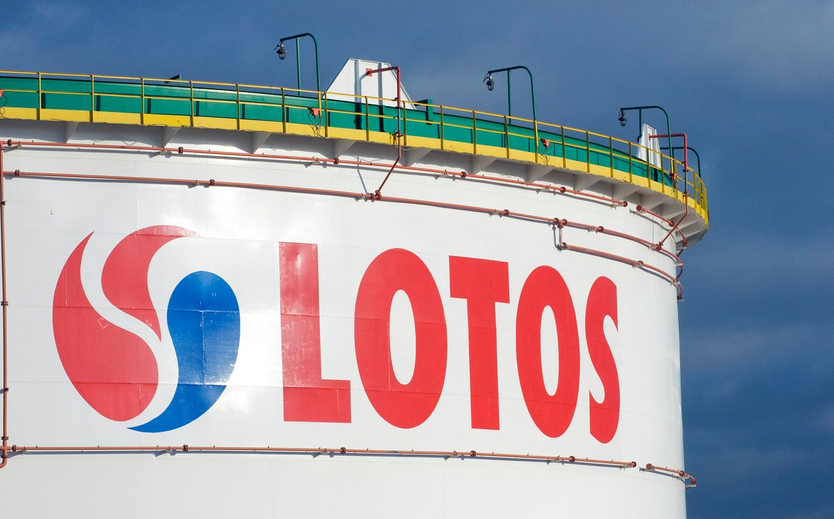 Od piątku Grupa Lotos obniża ceny hurtowe benzyny bezołowiowej 95 o 11 zł, a benzyny bezołowiowej 98 o 7 zł na tysiąc litrów. Fot. Bloomberg