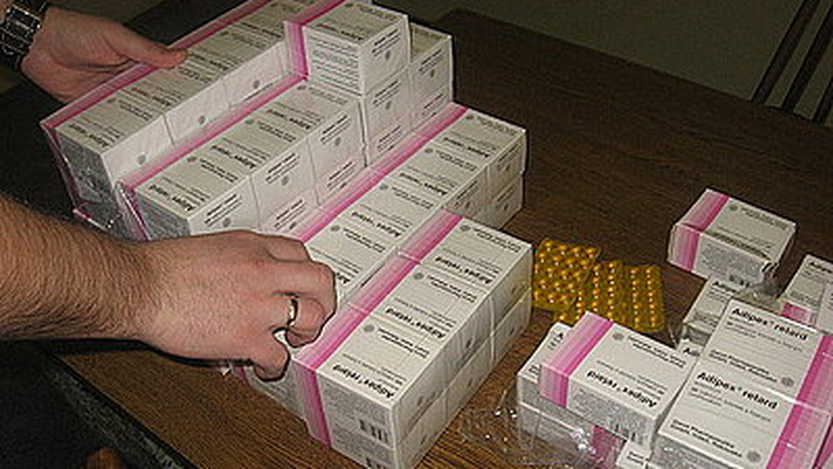 Chorzowscy policjanci z wydziału kryminalnego zatrzymali małżeństwo trudniące się sprzedażą przez Internet lekarstw na odchudzanie, które w swoim składzie zawierały amfetaminę i metaamfetaminę.