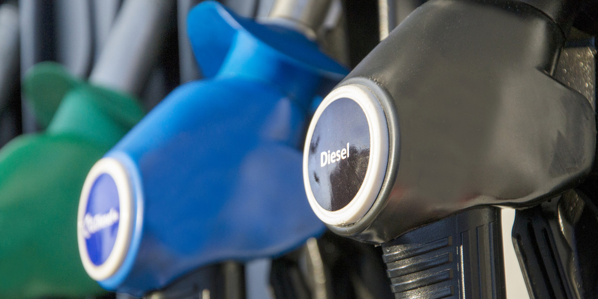 Kierowcy liczą na spadki cen paliw. Jest ku temu powód, bo ropa naftowa na światowych rynkach tanieje