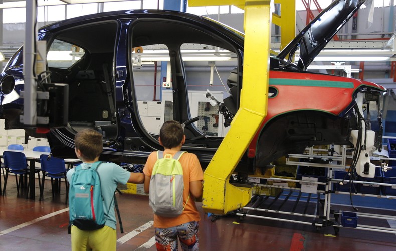 Na terenie tyskiego zakładu działa obecnie kilkadziesiąt firm, w których pracuje w sumie ok. 6 tys. pracowników. Wraz z przedstawicielami dostawców na obszarze zakładu codziennie pracuje ponad 12 tys. osób. FCA jest największym eksporterem w branży motoryzacyjnej w Polsce.<br><br>
Dzień Rodzinny GCA Poland w fabryce Fiat Chrysler Automobiles w Tychach <br><br>(mr) PAP/Andrzej Grygiel