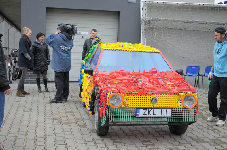 Volkswagen Golf zbudowany ze starych zabawek