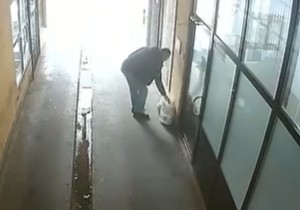 Baca smeće ispred ulaza u zgradu