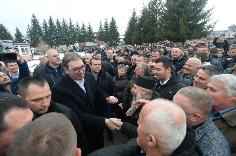 Građani Tutina pozdravljali Vučića