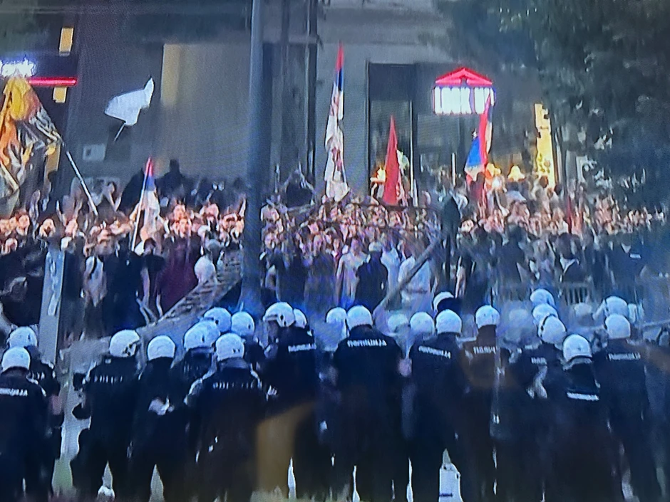 Napad na policiju kod Predsedništva