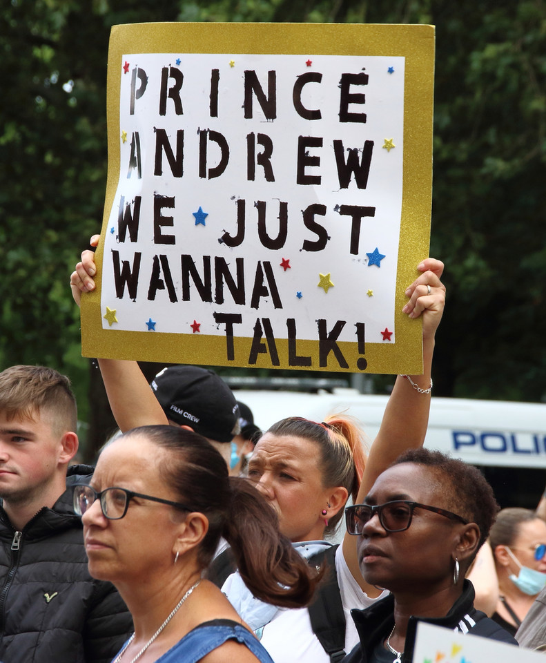 Tłum protestował po wyjściu na jaw seksafery z udziałem księcia Andrzeja