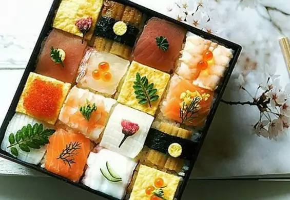 Mozaika z sushi. Trend z Japonii robi z lunchu dzieło sztuki