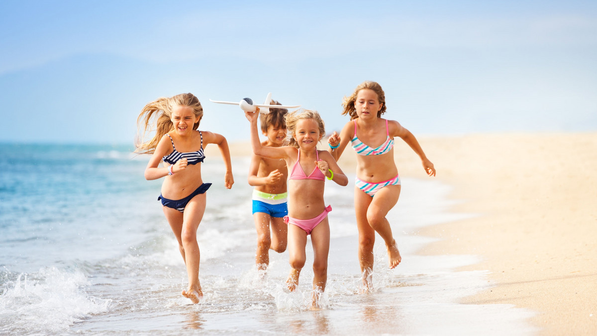 Czy dzieci powinny biegać nago po plaży? 