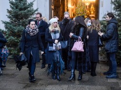 "Zapomniała, dokąd idzie?". Internauci krytykują stylizację, w której Ewa Szabatin żegnała Żorę Korolyowa. FOTO