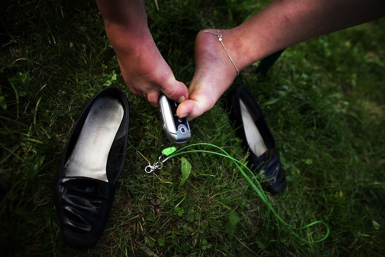 Sama odbiera telefon