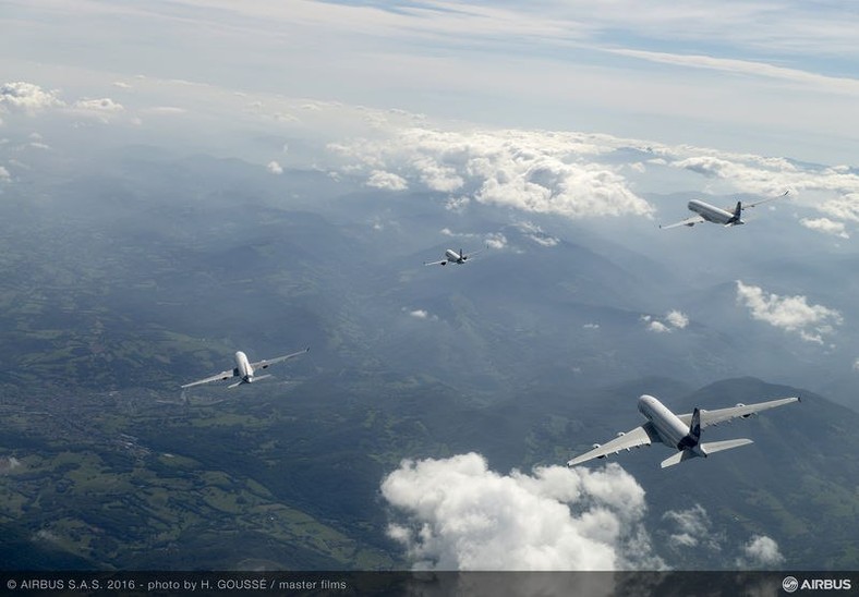 Rodzina Airbusa w locie - na pierwszym planie A380 a dalej A320 A330 i A350 XWB