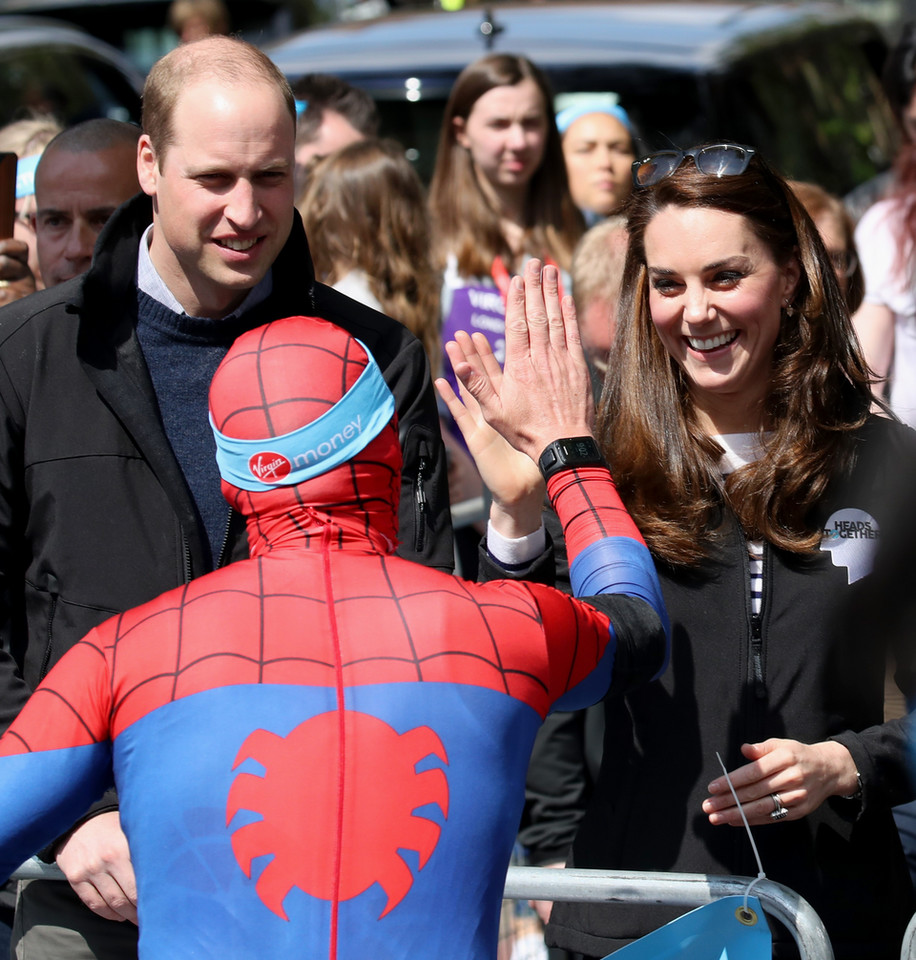 Księżna Kate Middleton i książę William kibicują maratończykom podczas Virgin Money London Marathon