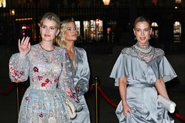 BRATANICE pokojne princeze Dajane lepe su KAO BOGINJE I LIČE KAO JAJE JAJETU: Pojavile su se u Veneciji i privukle sve poglede - haljine koje nose oduševile bi NJIHOVU SLAVNU TETKU